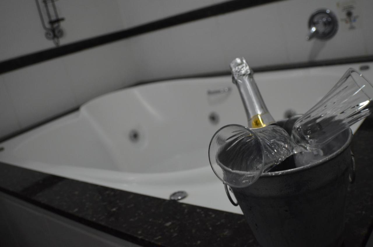 Constantino Hotel E Eventos Жуис-ди-Фора Экстерьер фото A bottle of champagne in a champagne bucket