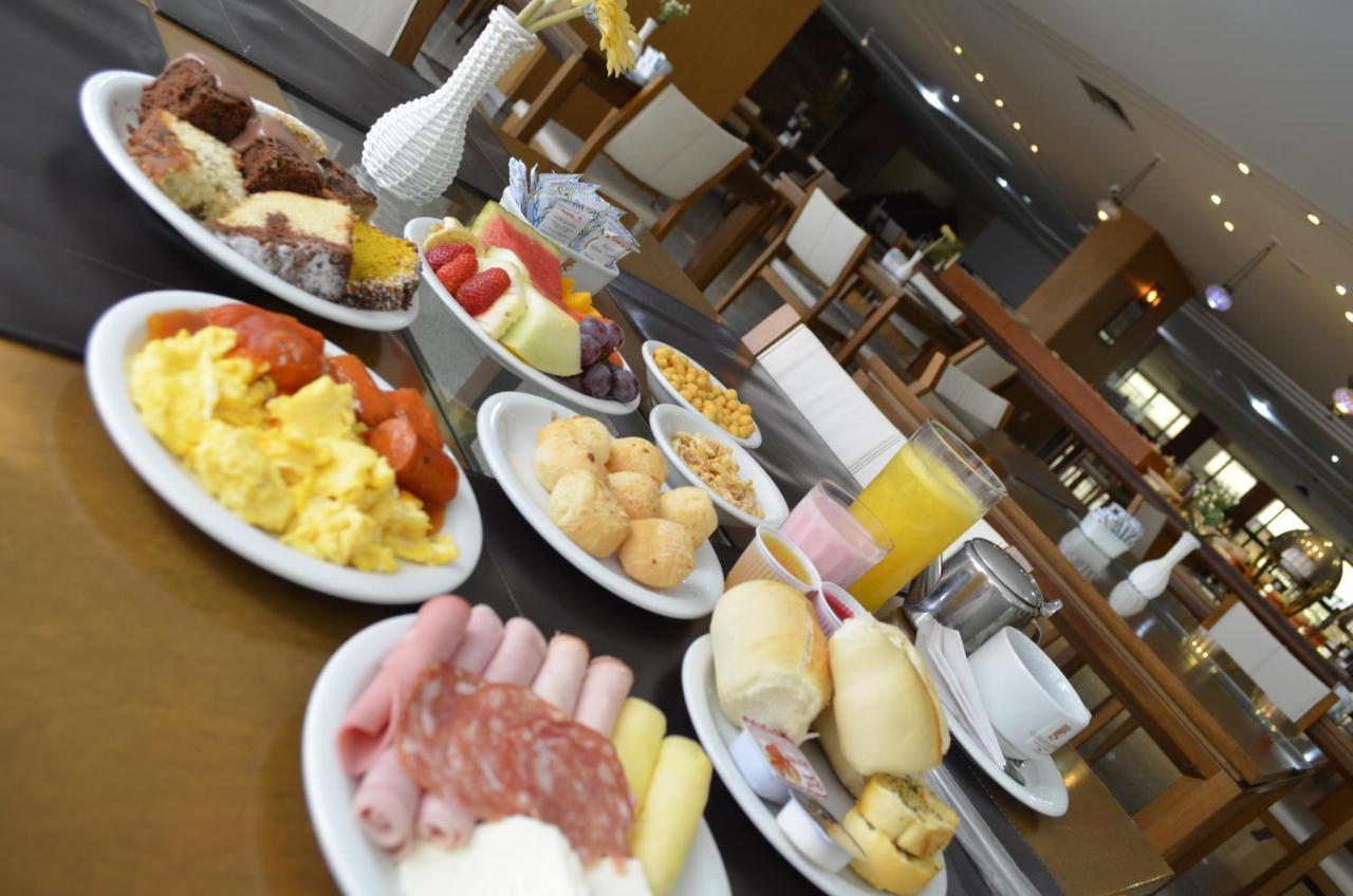 Constantino Hotel E Eventos Жуис-ди-Фора Экстерьер фото A breakfast buffet