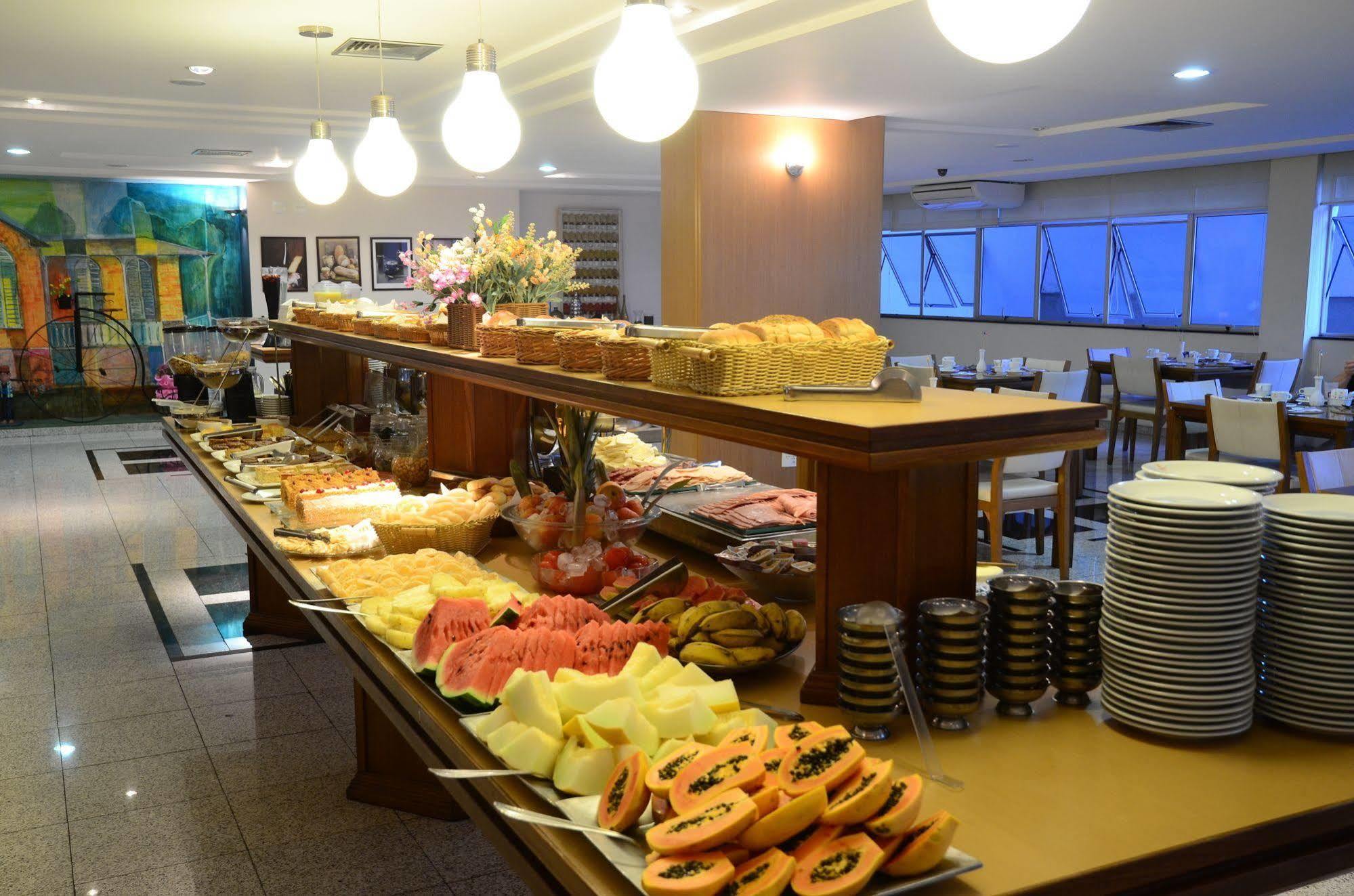 Constantino Hotel E Eventos Жуис-ди-Фора Экстерьер фото A buffet at a hotel